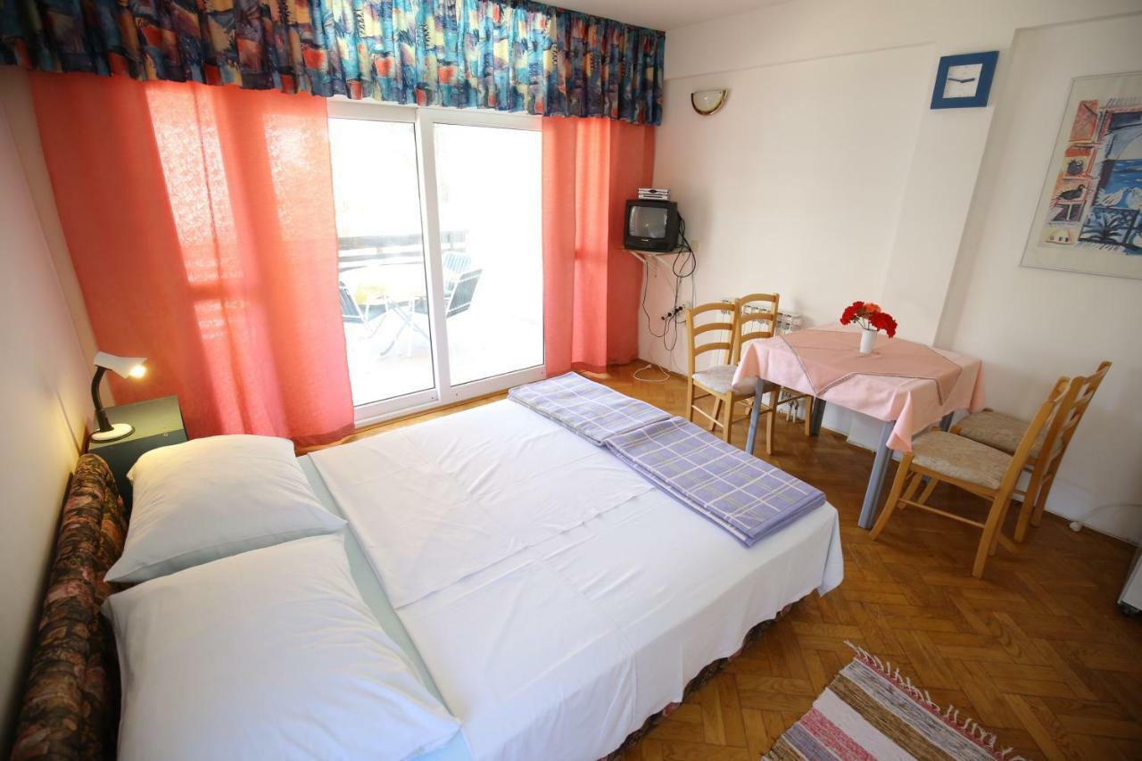 Apartments Paleka Petrcane Bagian luar foto