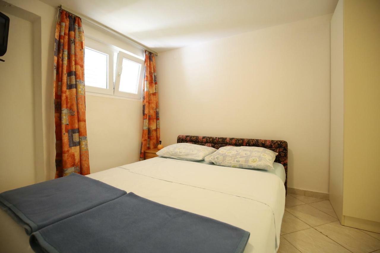 Apartments Paleka Petrcane Bagian luar foto