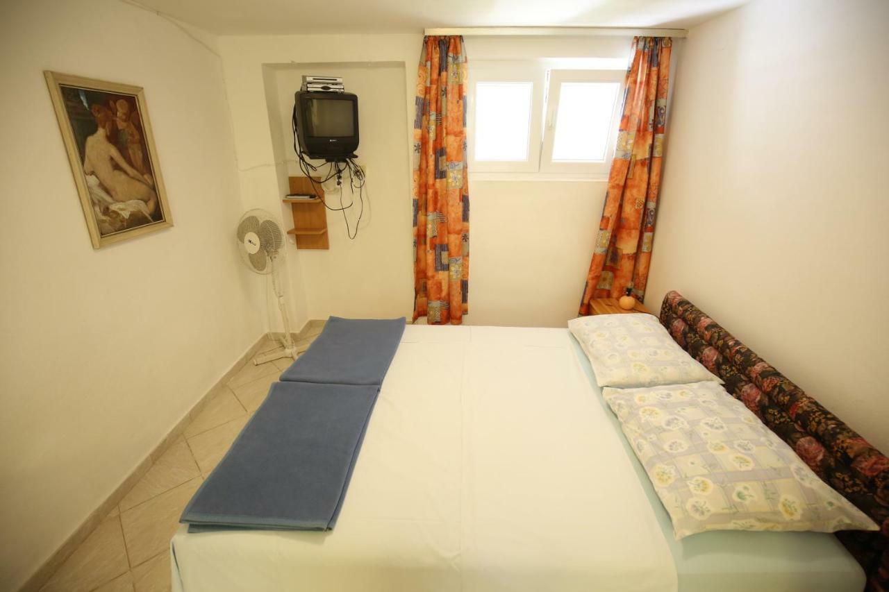 Apartments Paleka Petrcane Bagian luar foto