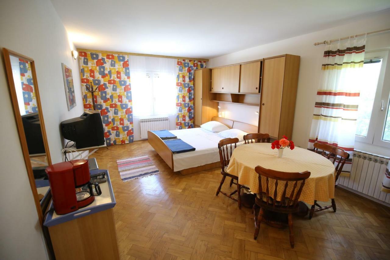 Apartments Paleka Petrcane Bagian luar foto