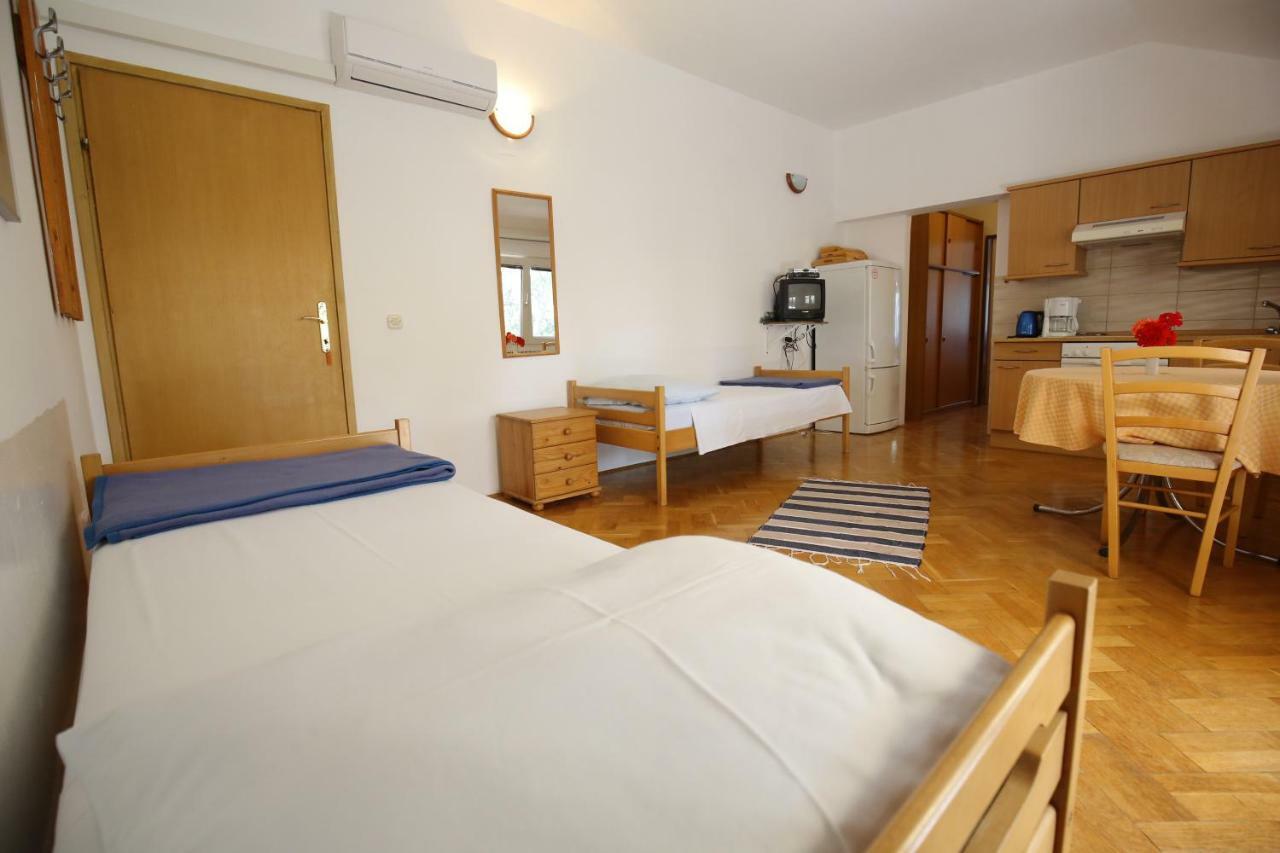 Apartments Paleka Petrcane Bagian luar foto